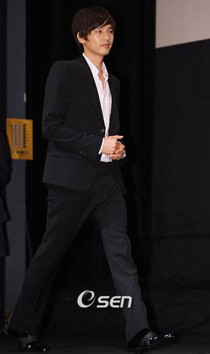 Gặp lại Won Bin trong buổi họp báo phim mới - 5