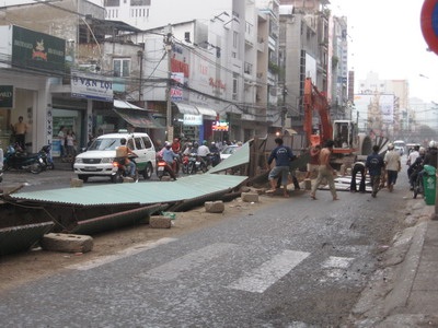 Rào chắn lô cốt đổ đè vào taxi và xe buýt - 1 Rào chắn lô cốt đổ đè vào taxi và xe buýt - 1