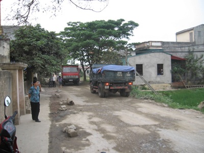 “Đại công trường” khai thác cát dưới chân cầu Hoàng Long - 2