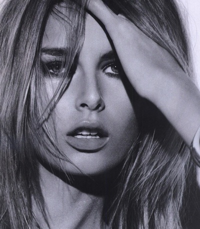 Chân dài Hana Soukupova lôi cuốn trên Elle - 11