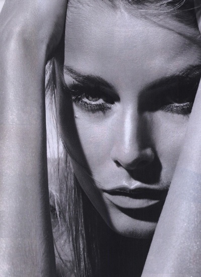 Chân dài Hana Soukupova lôi cuốn trên Elle - 9