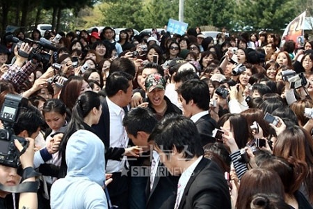 “Thái tử Yul” Kim Jeong Hoon chính thức nhập ngũ - 1
