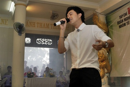 Theo chân “sao” Việt đi làm từ thiện - 4