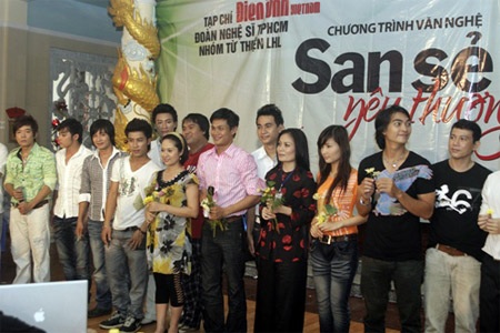 Theo chân “sao” Việt đi làm từ thiện - 1