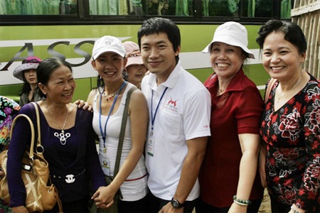 Theo chân “sao” Việt đi làm từ thiện - 10