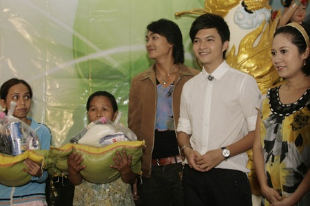 Theo chân “sao” Việt đi làm từ thiện - 9