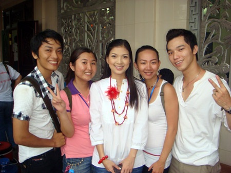 Theo chân “sao” Việt đi làm từ thiện - 8