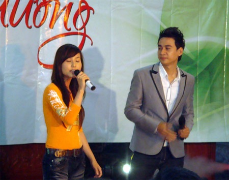 Theo chân “sao” Việt đi làm từ thiện - 3