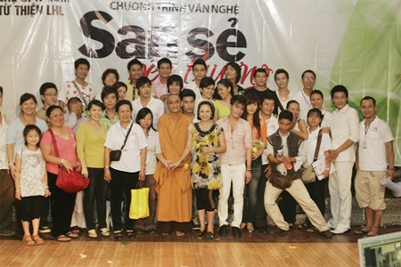 Theo chân “sao” Việt đi làm từ thiện - 2