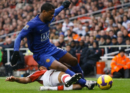 Những màn đọ sức sinh tử tại Old Trafford - 3