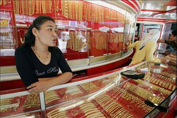 Giá vàng giảm tiếp 10.000 đồng/chỉ - 1