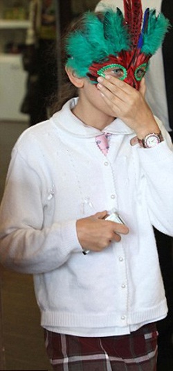 Ông vua nhạc Pop bắt con đeo mặt nạ ra phố - 5 Ông vua nhạc Pop bắt con đeo mặt nạ ra phố - 5