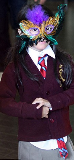 Ông vua nhạc Pop bắt con đeo mặt nạ ra phố - 4 Ông vua nhạc Pop bắt con đeo mặt nạ ra phố - 4