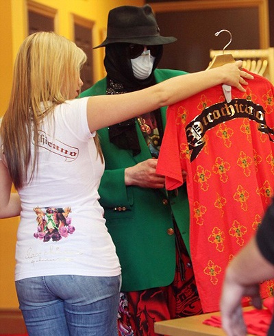 Ông vua nhạc Pop bắt con đeo mặt nạ ra phố - 2 Ông vua nhạc Pop bắt con đeo mặt nạ ra phố - 2