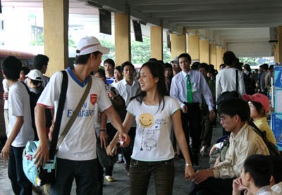 Bến xe nghẹt người, khách bị “hành” khốn đốn - 1 Bến xe nghẹt người, khách bị “hành” khốn đốn - 1