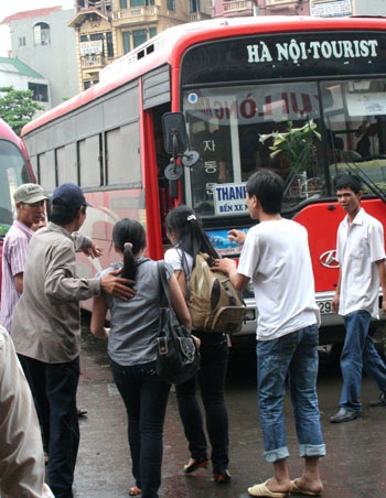 Bến xe nghẹt người, khách bị “hành” khốn đốn - 5 Bến xe nghẹt người, khách bị “hành” khốn đốn - 5