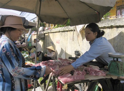 Thịt lợn vẫn đắt hàng trong “thời” cúm lợn - 1