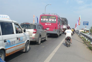Kẹt xe xuyên ngày đêm, kéo dài gần 10km - 1 Kẹt xe xuyên ngày đêm, kéo dài gần 10km - 1
