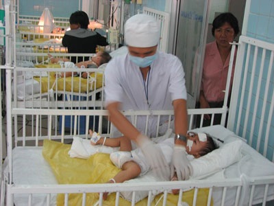 Cứu sống trẻ 17 tháng tuổi bị ngã vào xô nước - 1