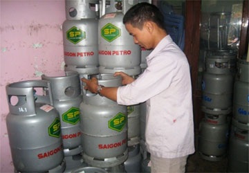 Giá gas giảm thêm 10.000 đồng/bình - 1 Giá gas giảm thêm 10.000 đồng/bình - 1