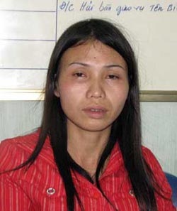 Bắt “mẹ mìn” đang ôm trẻ vượt biên - 1 Bắt “mẹ mìn” đang ôm trẻ vượt biên - 1