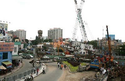 Đổ cần cẩu, giao thông cầu Thủ Thiêm tê liệt - 1