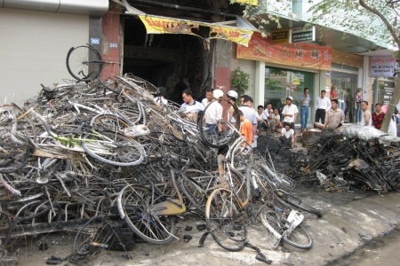 Hàng nghìn xe đạp và căn nhà 4 tầng bị thiêu trơ khung - 1 Hàng nghìn xe đạp và căn nhà 4 tầng bị thiêu trơ khung - 1