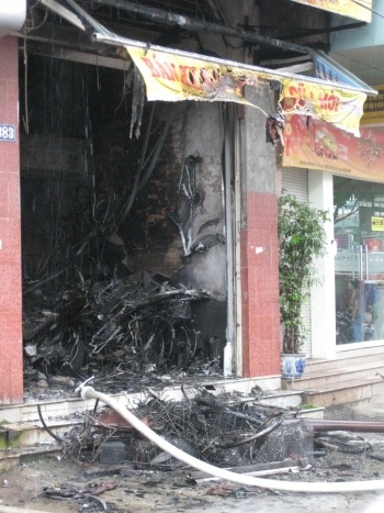 Hàng nghìn xe đạp và căn nhà 4 tầng bị thiêu trơ khung - 2 Hàng nghìn xe đạp và căn nhà 4 tầng bị thiêu trơ khung - 2