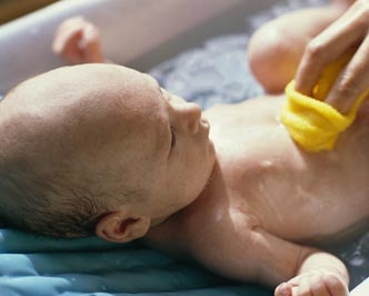 Có nên tắm cho trẻ sơ sinh hằng ngày? - 1 Có nên tắm cho trẻ sơ sinh hằng ngày? - 1