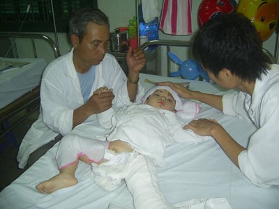 Tai nạn tàu hỏa kinh hoàng: Bé 18 tháng tuổi thoát chết hi hữu - 1 Tai nạn tàu hỏa kinh hoàng: Bé 18 tháng tuổi thoát chết hi hữu - 1