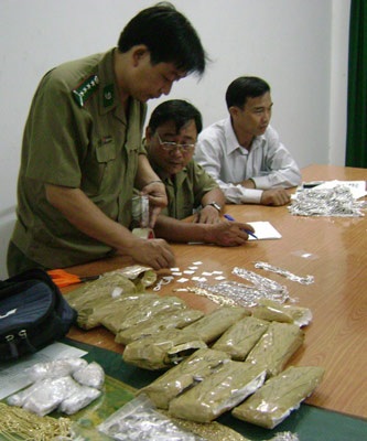 Phát hiện 10kg nữ trang kim loại quý trong ba lô thuyền trưởng - 1 Phát hiện 10kg nữ trang kim loại quý trong ba lô thuyền trưởng - 1