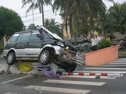 Ô tô “tọa” trên dải phân cách - 1 Ô tô “tọa” trên dải phân cách - 1