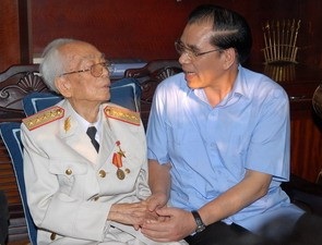 Tổng Bí thư chúc mừng Đại tướng Võ Nguyên Giáp - 1 Tổng Bí thư chúc mừng Đại tướng Võ Nguyên Giáp - 1