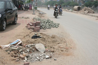 Một con đường nhiều “bẫy” - 2 Một con đường nhiều “bẫy” - 2