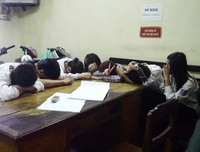 Nhóm học sinh mặc đồng phục “lắc” trong quán cà phê - 1