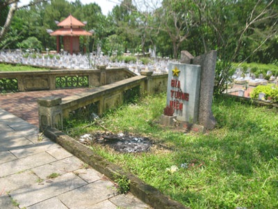 Điều không đẹp ở nghĩa trang Trường Sơn - 2 Điều không đẹp ở nghĩa trang Trường Sơn - 2