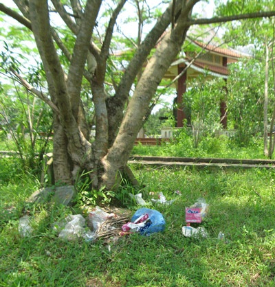 Điều không đẹp ở nghĩa trang Trường Sơn - 5 Điều không đẹp ở nghĩa trang Trường Sơn - 5