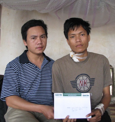 Anh Nguyễn Khánh Lộc nhận quà từ bạn đọc - 1