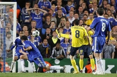 Iniesta “cướp” vé vào chung kết từ tay Chelsea - 1 Iniesta “cướp” vé vào chung kết từ tay Chelsea - 1