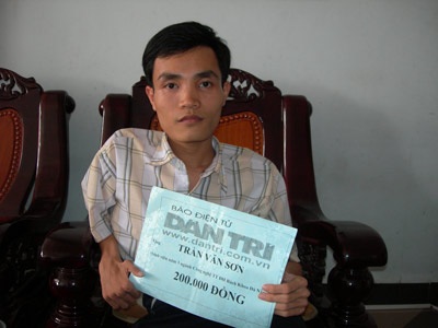 Trao tiền cho cháu Phạm Nguyễn Nguyên Vũ, cháu Nguyễn Hữu Thành và sinh viên Trần Văn Sơn - 2 Trao tiền cho cháu Phạm Nguyễn Nguyên Vũ, cháu Nguyễn Hữu Thành và sinh viên Trần Văn Sơn - 2