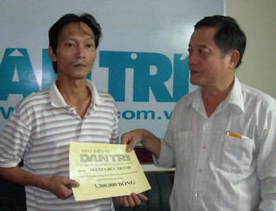 Trao tiền cho cháu Phạm Nguyễn Nguyên Vũ, cháu Nguyễn Hữu Thành và sinh viên Trần Văn Sơn - 3 Trao tiền cho cháu Phạm Nguyễn Nguyên Vũ, cháu Nguyễn Hữu Thành và sinh viên Trần Văn Sơn - 3