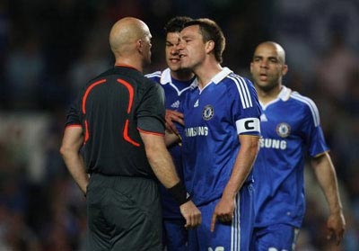Thầy trò Hiddink đổ lỗi trọng tài đã giết Chelsea - 1 Thầy trò Hiddink đổ lỗi trọng tài đã giết Chelsea - 1