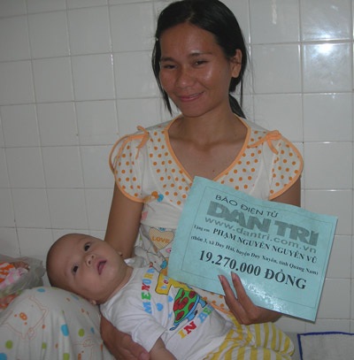 Trao tiền cho cháu Phạm Nguyễn Nguyên Vũ, cháu Nguyễn Hữu Thành và sinh viên Trần Văn Sơn - 1 Trao tiền cho cháu Phạm Nguyễn Nguyên Vũ, cháu Nguyễn Hữu Thành và sinh viên Trần Văn Sơn - 1