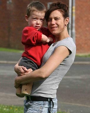 Cậu bé 4 tuổi cụt hai chân vẫn múa balê (video) - 3