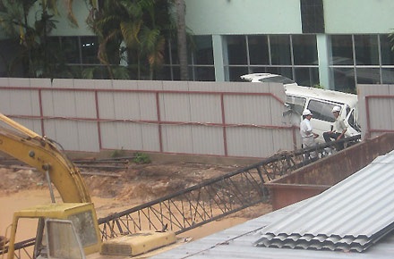 Cần cẩu “mổ” đầu xe cấp cứu - 1 Cần cẩu “mổ” đầu xe cấp cứu - 1