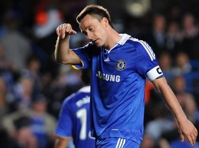 Terry vẫn“cay” trọng tài, Iniesta chưa hết sướng - 1