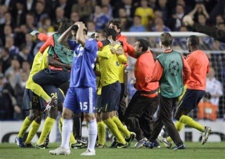 Terry vẫn“cay” trọng tài, Iniesta chưa hết sướng - 2