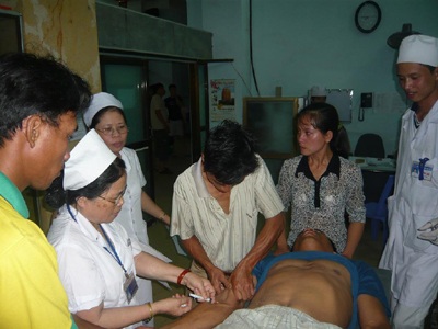 Bị đánh ngất xỉu khi đang bế con nhỏ trên đường - 1