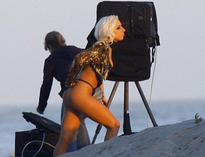 Lady GaGa khoe “vòng ba” trong buổi chụp hình - 2 Lady GaGa khoe “vòng ba” trong buổi chụp hình - 2