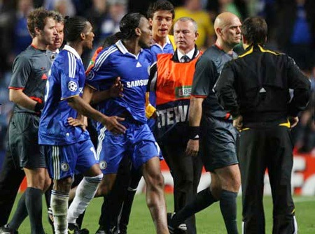 Drogba đối mặt với án treo giò 6 trận tại Champions League - 1 Drogba đối mặt với án treo giò 6 trận tại Champions League - 1